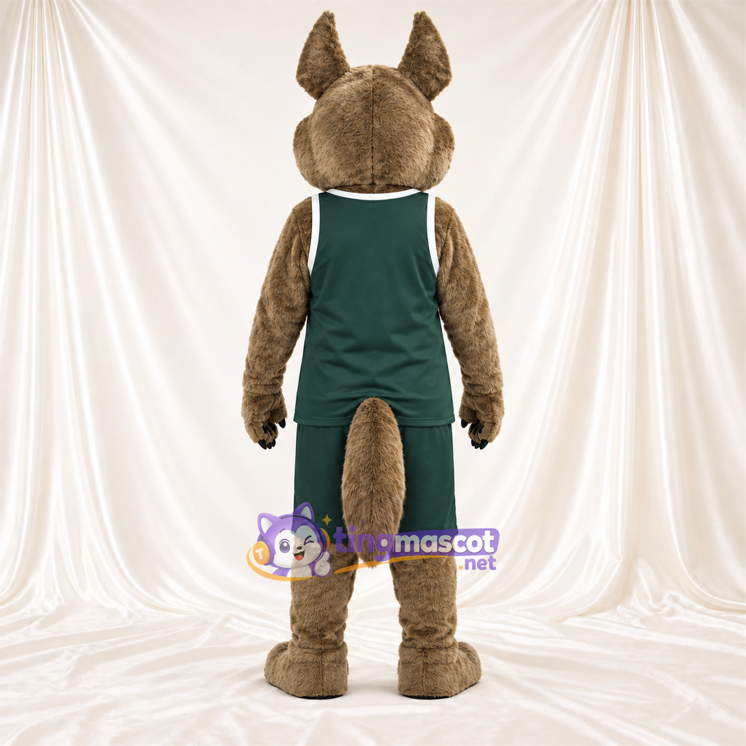 Maskottchenkostüm Kojote – braun – Basketballtrikot (grün); Langer Schwanz Maskottchenkostüm Kojote – braun – Basketballtrikot (grün); Langer Schwanz