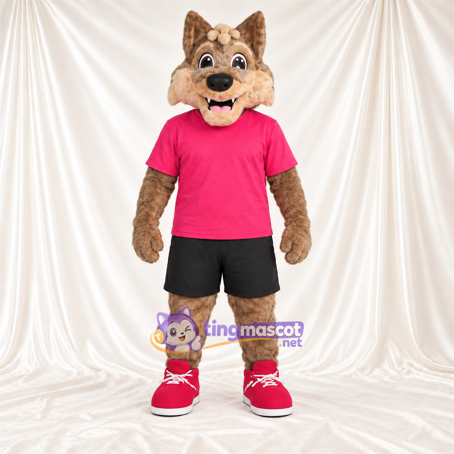 Costume de mascotte Coyote – brun clair – Chemise (rose); Short (noir) Costume de mascotte Coyote – brun clair – Chemise (rose); Short (noir)