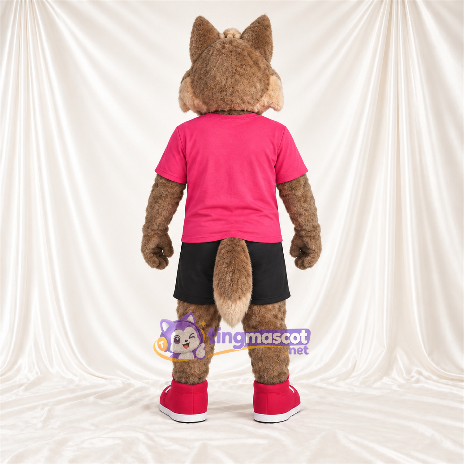 Costume de mascotte Coyote – brun clair – Chemise (rose); Short (noir) Costume de mascotte Coyote – brun clair – Chemise (rose); Short (noir)