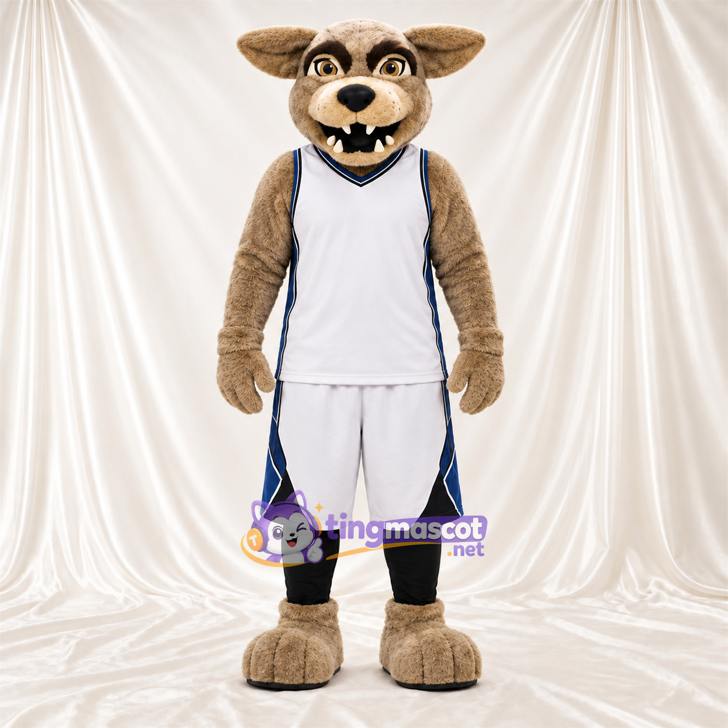Costume de mascotte Coyote – brun clair – Tenue de basket (blanc) Costume de mascotte Coyote – brun clair – Tenue de basket (blanc)