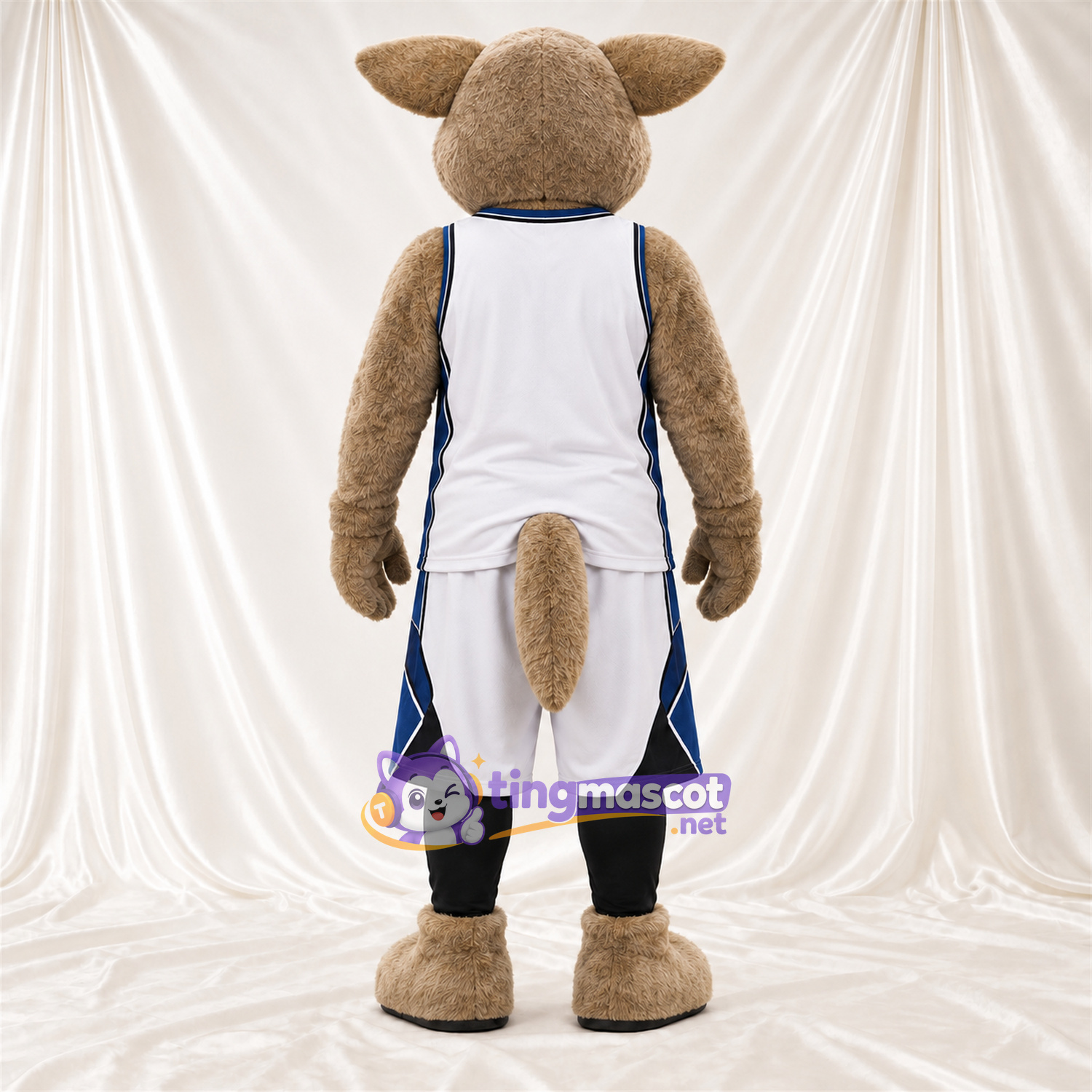 Costume de mascotte Coyote – brun clair – Tenue de basket (blanc) Costume de mascotte Coyote – brun clair – Tenue de basket (blanc)