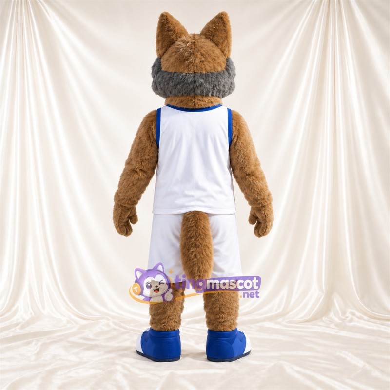 Maskottchenkostüm Kojote – hellbraun / grau – Basketballtrikot (weiß) Maskottchenkostüm Kojote – hellbraun / grau – Basketballtrikot (weiß)