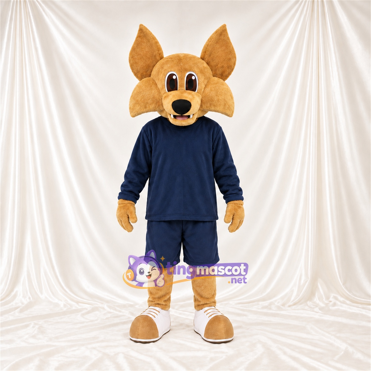 Costume de mascotte Coyote – brun clair – Tenue de sport (bleu marine) Costume de mascotte Coyote – brun clair – Tenue de sport (bleu marine)