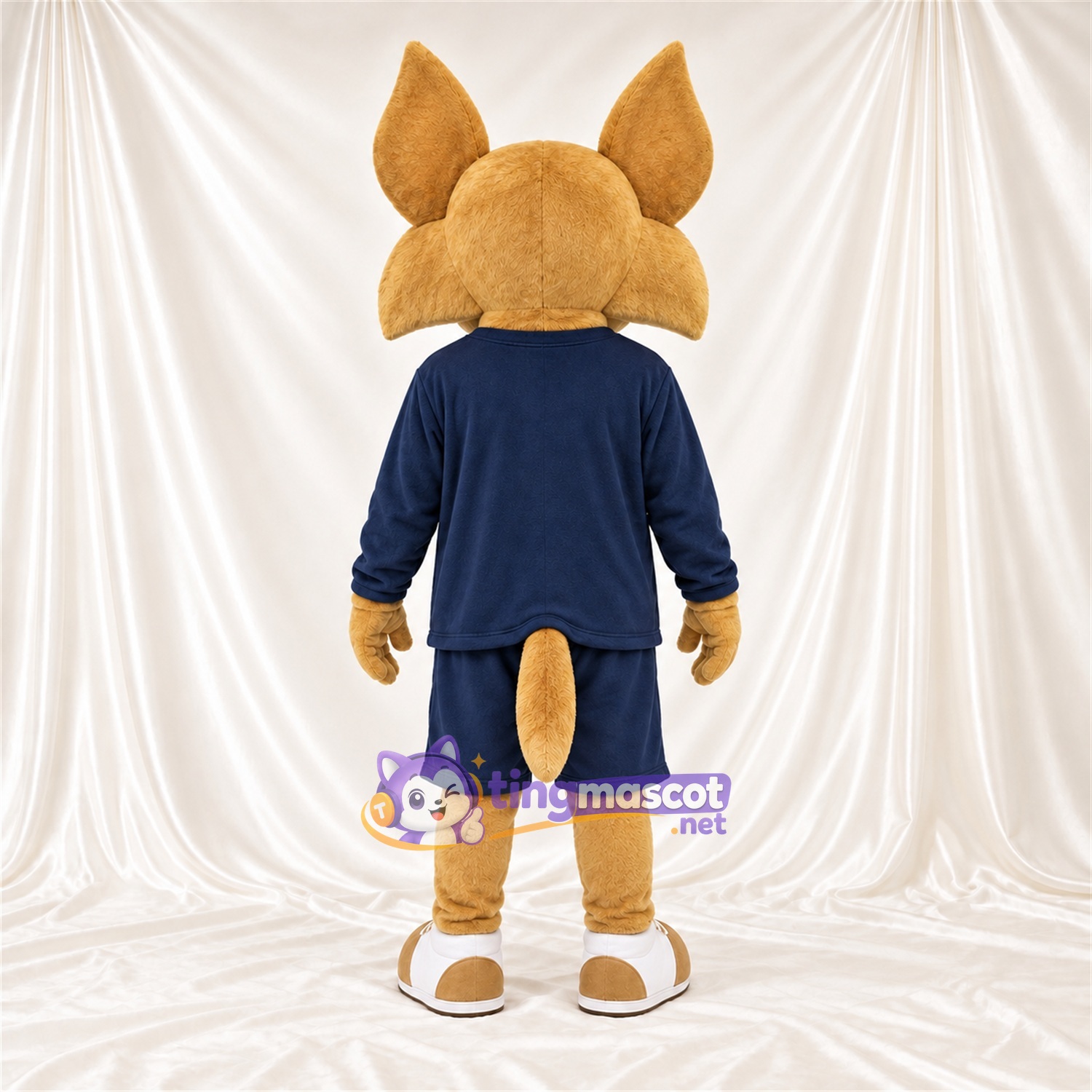 Costume de mascotte Coyote – brun clair – Tenue de sport (bleu marine) Costume de mascotte Coyote – brun clair – Tenue de sport (bleu marine)