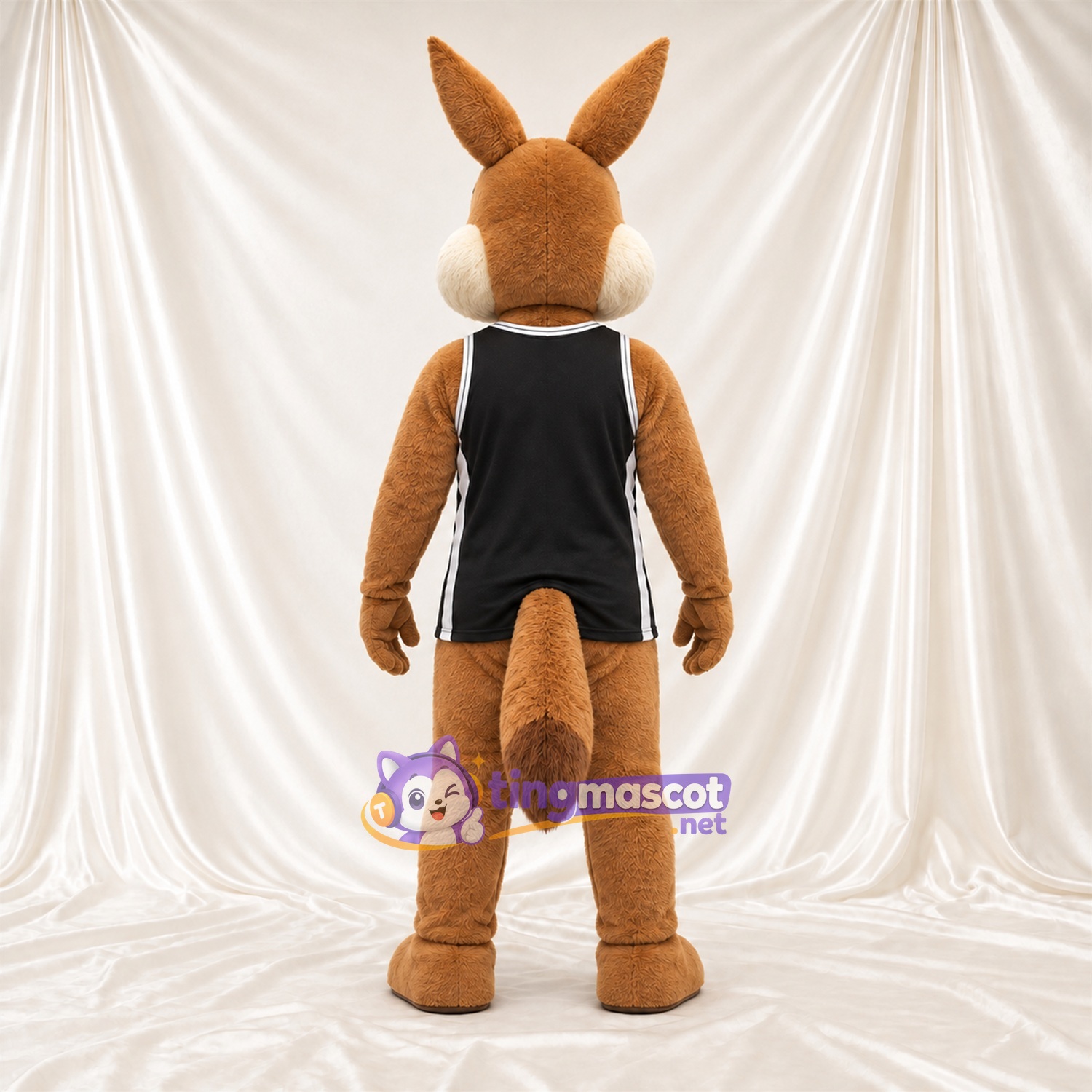 Costume de mascotte Coyote – brun clair – Débardeur (noir) Costume de mascotte Coyote – brun clair – Débardeur (noir)