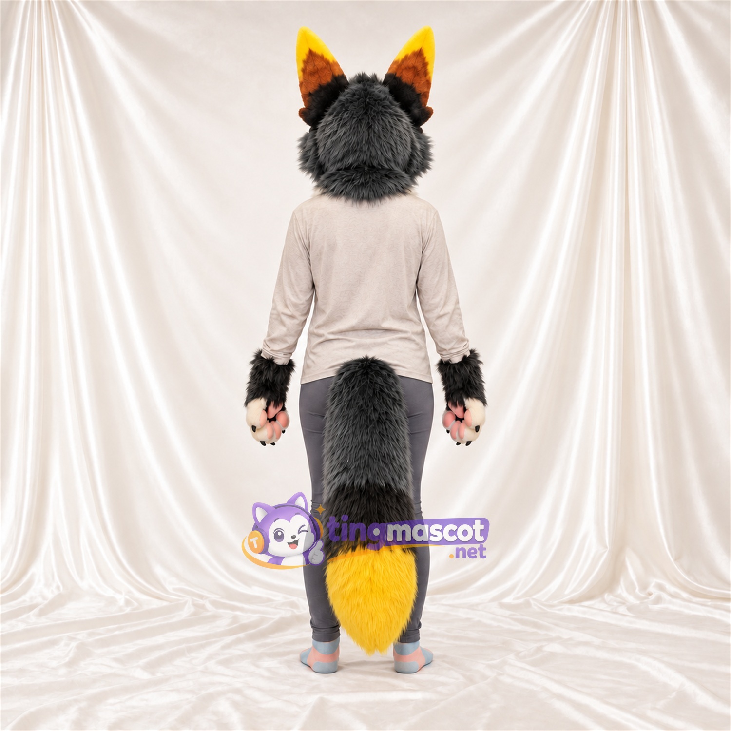 Costume de mascotte Coyote – gris / noir – Bout de la queue (jaune); Chemise (blanc) Costume de mascotte Coyote – gris / noir – Bout de la queue (jaune); Chemise (blanc)