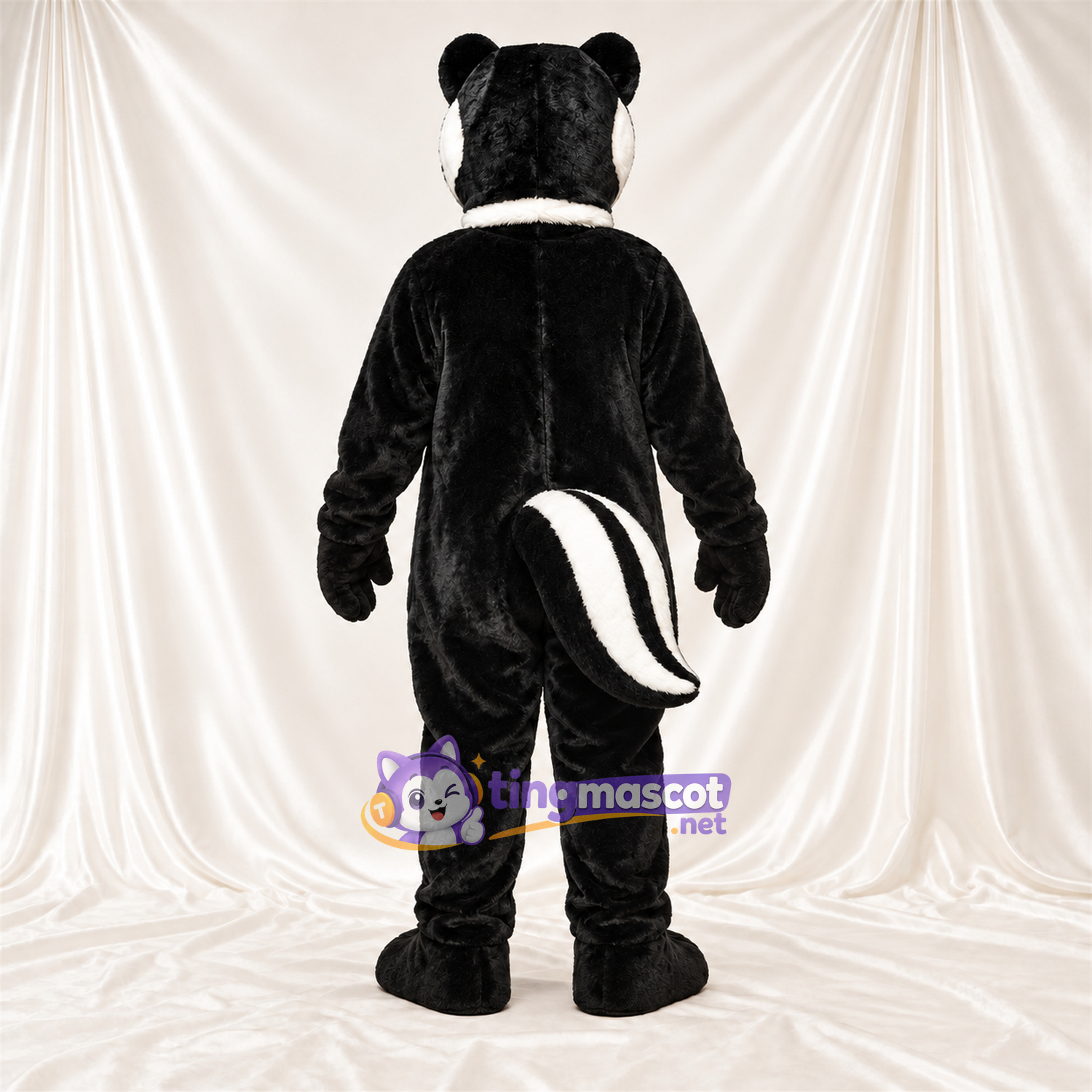 Costume de mascotte Mouffette – noir / blanc – Queue rayée (blanc); Col (noir) Costume de mascotte Mouffette – noir / blanc – Queue rayée (blanc); Col (noir)