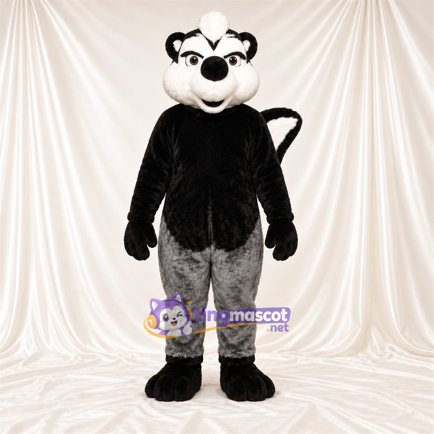 Costume de mascotte Mouffette – noir / blanc – Queue touffue; Bas des jambes (gris) Costume de mascotte Mouffette – noir / blanc – Queue touffue; Bas des jambes (gris)
