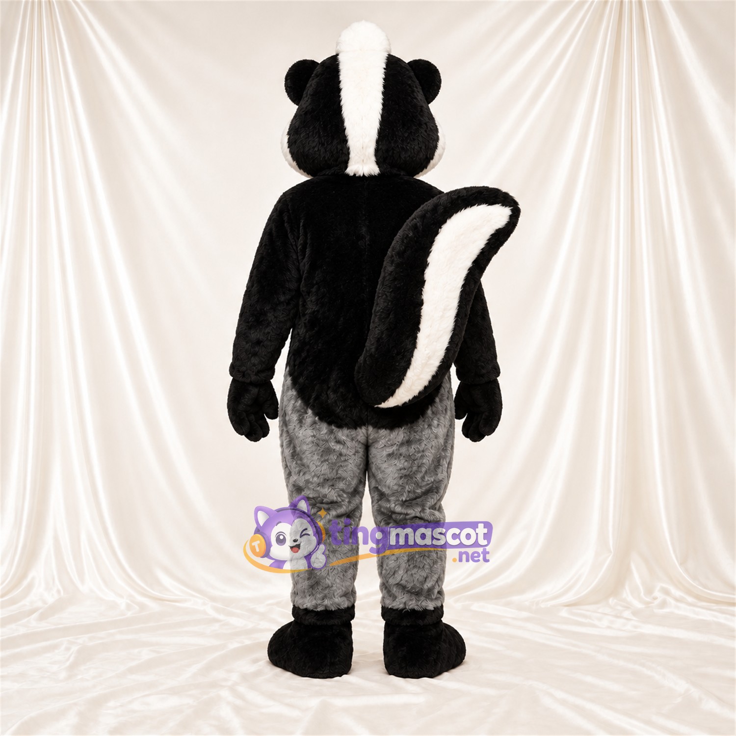 Costume de mascotte Mouffette – noir / blanc – Queue touffue; Bas des jambes (gris) Costume de mascotte Mouffette – noir / blanc – Queue touffue; Bas des jambes (gris)