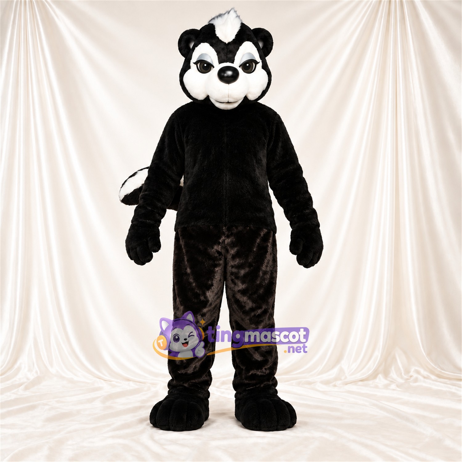 Costume de mascotte Mouffette – noir / blanc – Queue rayée (blanc); Visage (blanc) Costume de mascotte Mouffette – noir / blanc – Queue rayée (blanc); Visage (blanc)