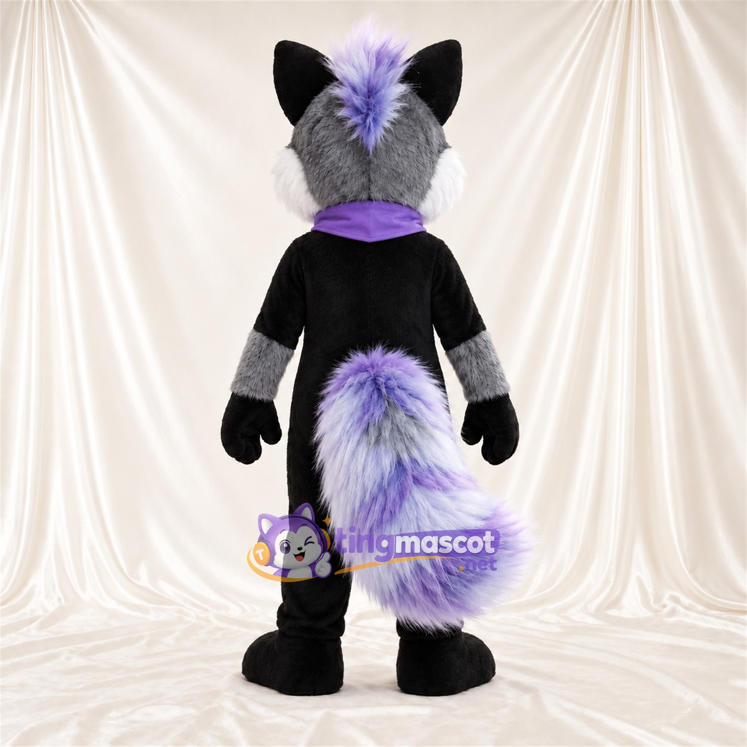 Costume de mascotte Mouffette – noir / blanc / violet – Bandana (violet) Costume de mascotte Mouffette – noir / blanc / violet – Bandana (violet)