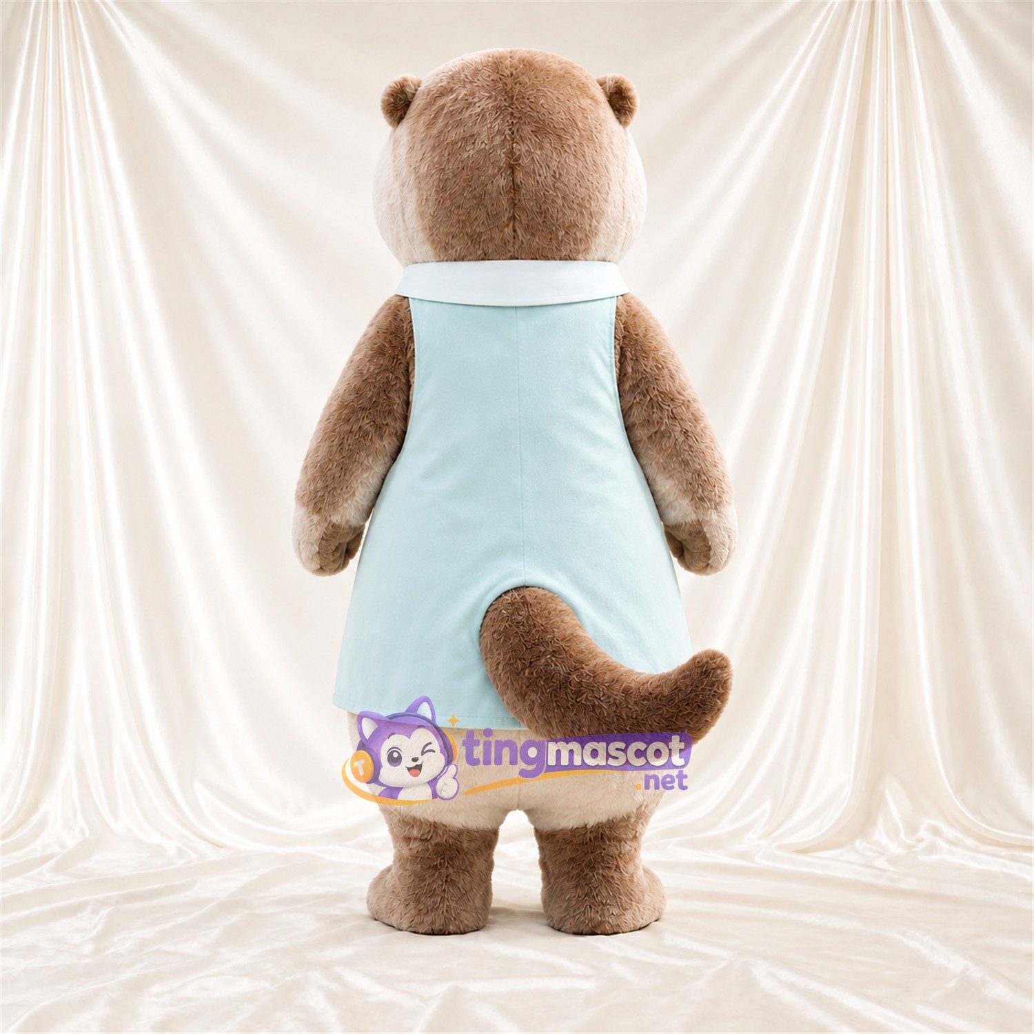 Costume de mascotte Loutre – brun clair – Robe (bleu clair); Nœud papillon (blanc) Costume de mascotte Loutre – brun clair – Robe (bleu clair); Nœud papillon (blanc)