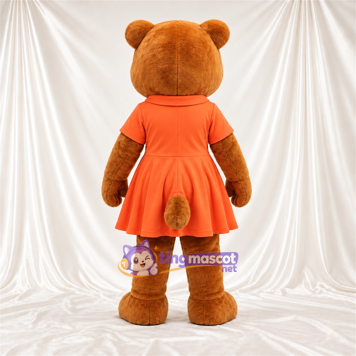 Maskottchenkostüm Bär – braun – Kleid (orange) Maskottchenkostüm Bär – braun – Kleid (orange)