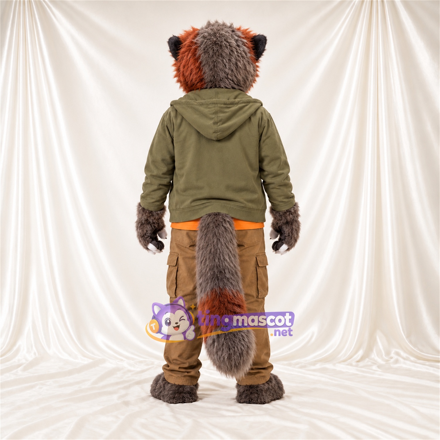 Costume de mascotte Panda roux – gris / brun rouille – Veste (vert); Chemise (orange) Costume de mascotte Panda roux – gris / brun rouille – Veste (vert); Chemise (orange)