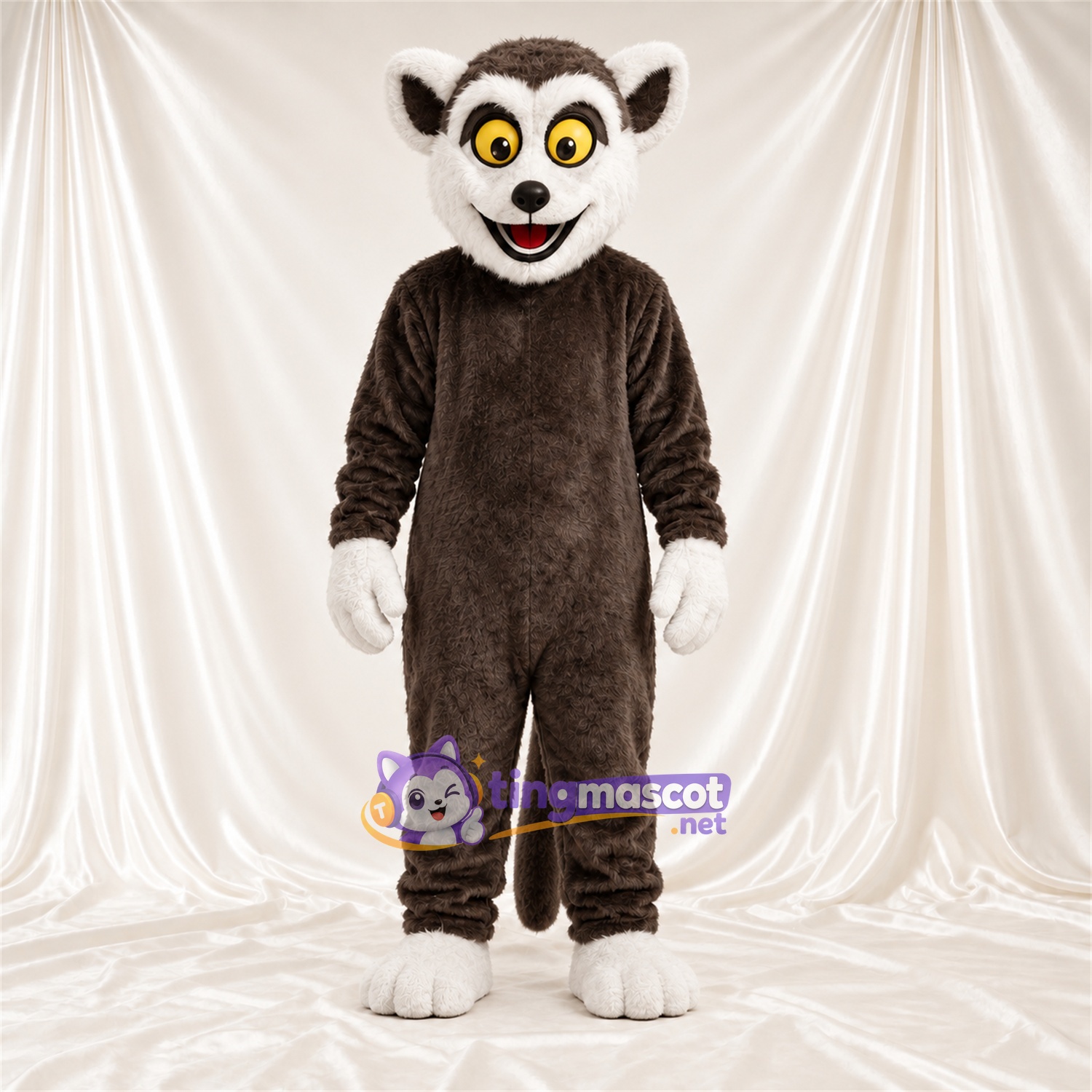 Maskottchenkostüm Lemur – braun / weiß – Füße (weiß); Augen (gelb) Maskottchenkostüm Lemur – braun / weiß – Füße (weiß); Augen (gelb)