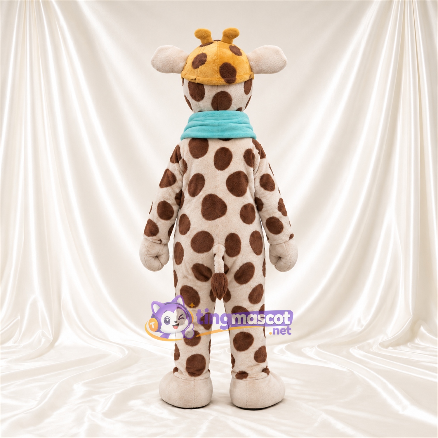 Costume de mascotte Girafe – marron / crème – Écharpe (turquoise) Costume de mascotte Girafe – marron / crème – Écharpe (turquoise)