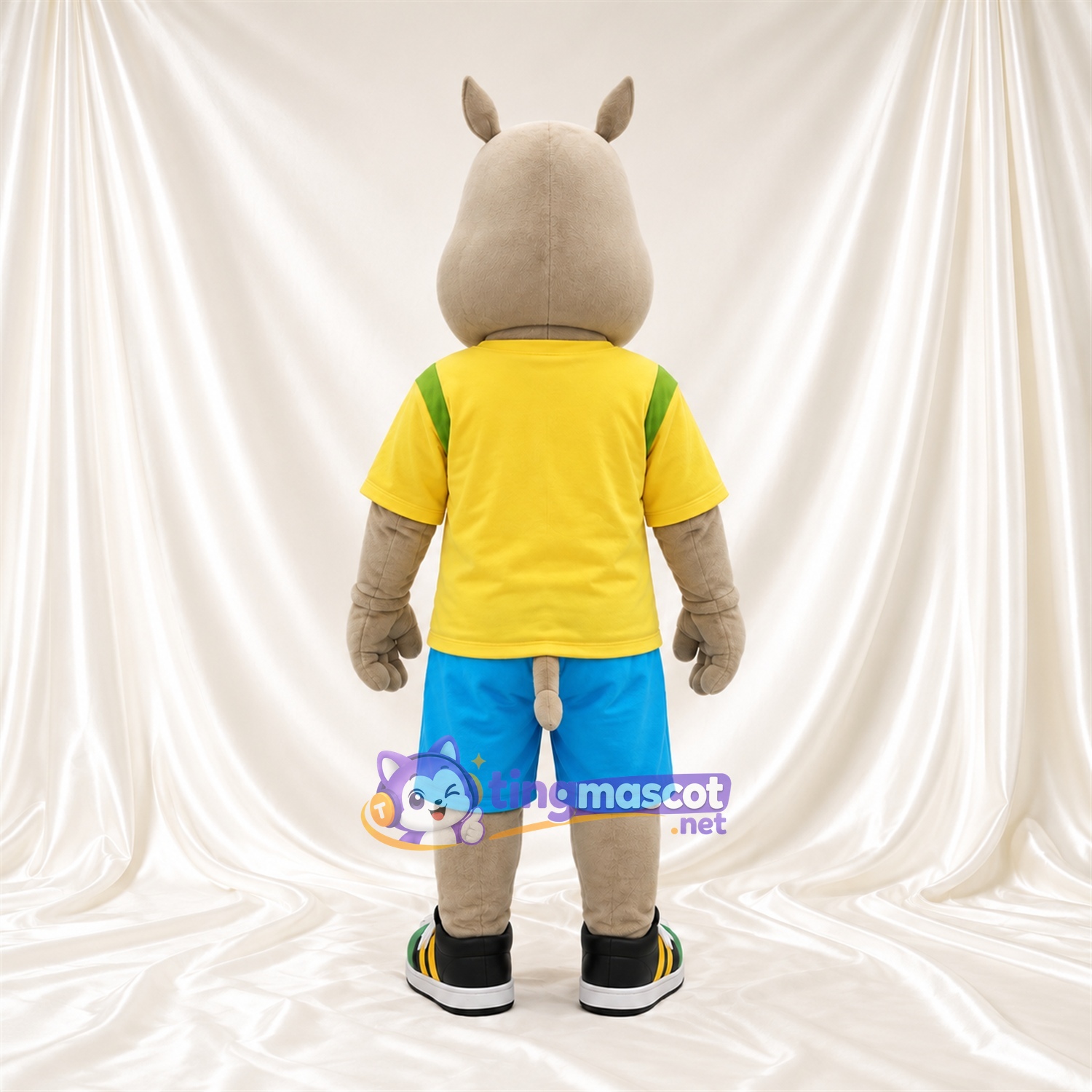 Costume de mascotte Rhinocéros – gris – Chemise (jaune); Short (bleu) Costume de mascotte Rhinocéros – gris – Chemise (jaune); Short (bleu)
