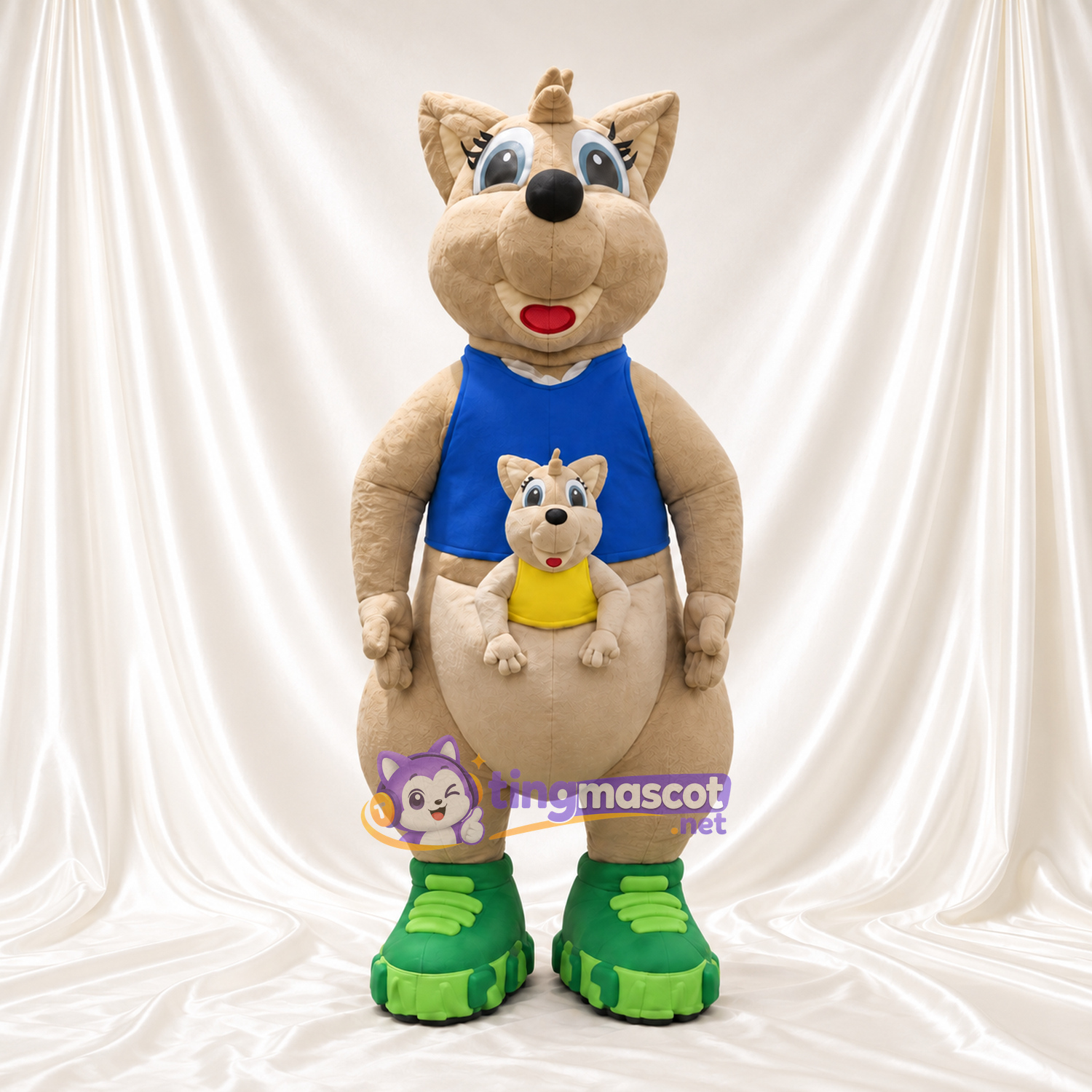 Costume de mascotte Kangourou – brun clair – Chemise (bleu); Poche ventrale Costume de mascotte Kangourou – brun clair – Chemise (bleu); Poche ventrale