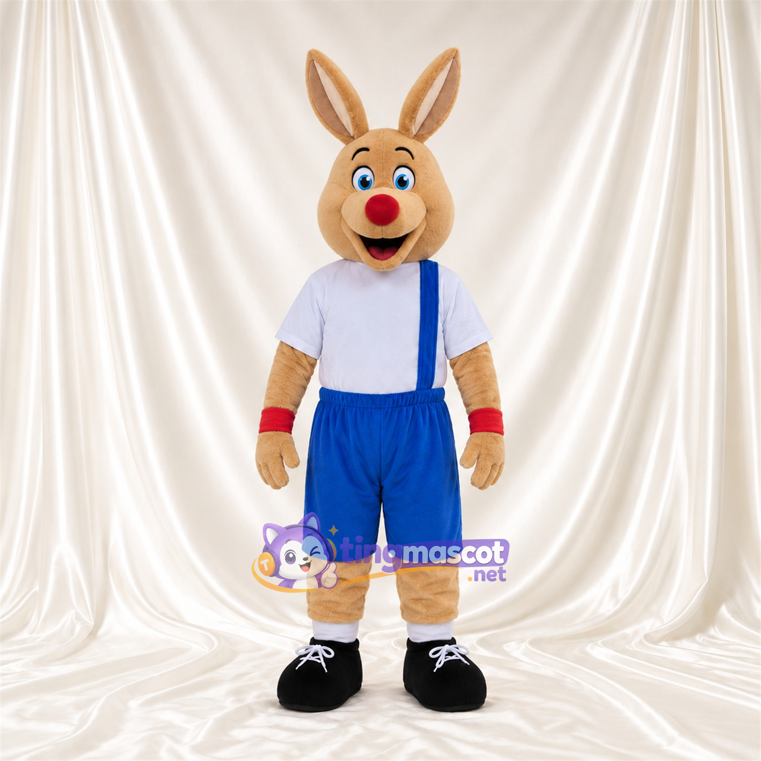 Costume de mascotte Kangourou – brun clair – Chemise (blanc); Salopette (bleu) Costume de mascotte Kangourou – brun clair – Chemise (blanc); Salopette (bleu)