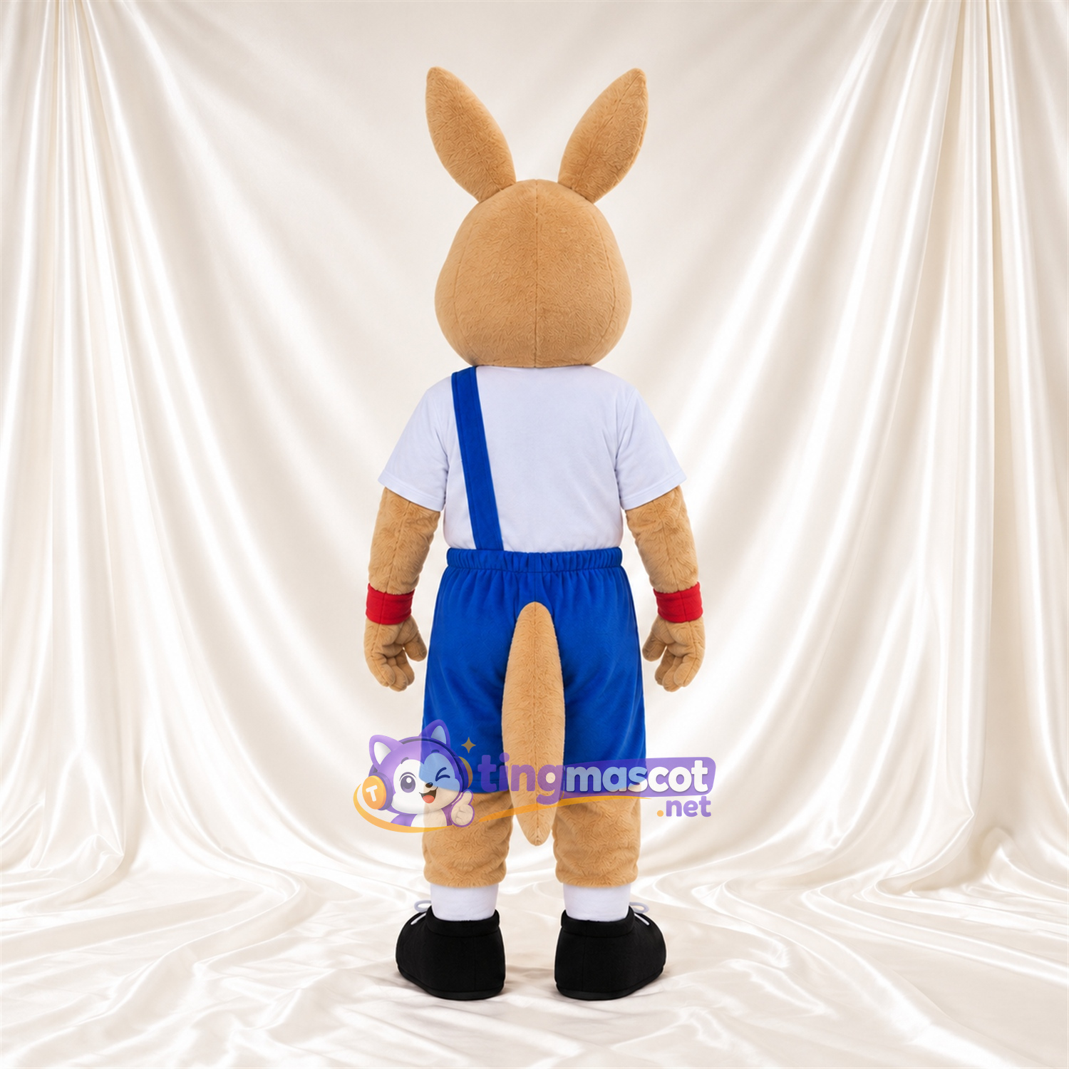 Costume de mascotte Kangourou – brun clair – Chemise (blanc); Salopette (bleu) Costume de mascotte Kangourou – brun clair – Chemise (blanc); Salopette (bleu)