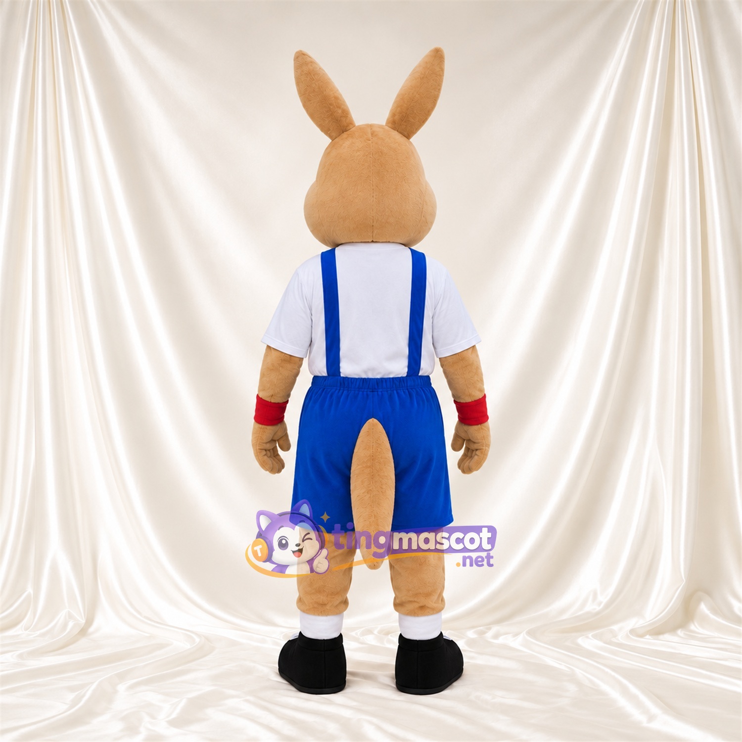 Costume de mascotte Kangourou – brun clair – Chemise (blanc); Salopette (bleu) Costume de mascotte Kangourou – brun clair – Chemise (blanc); Salopette (bleu)
