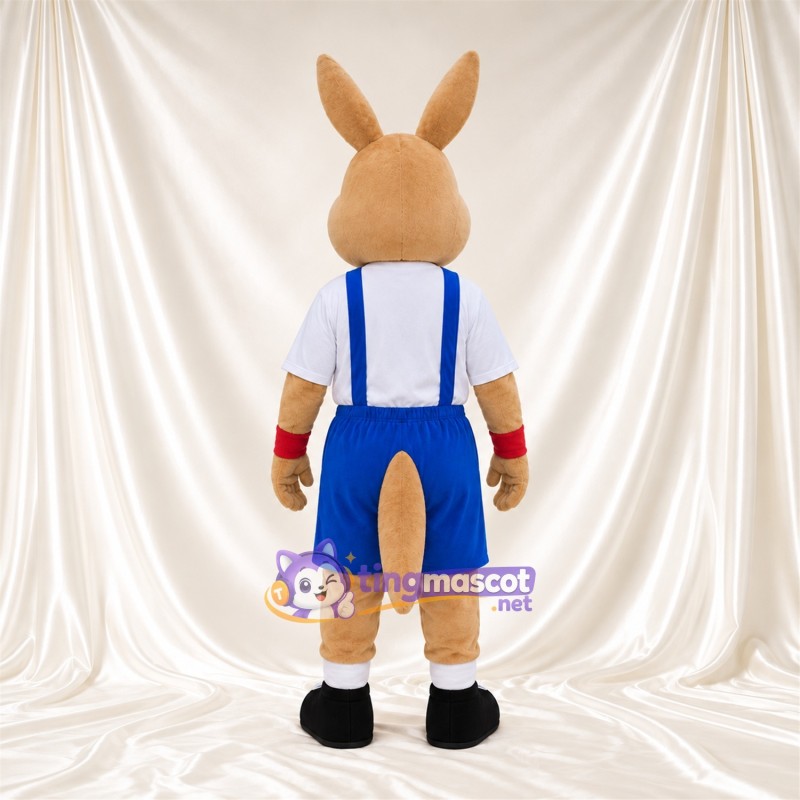 Costume de mascotte Kangourou – brun clair – Chemise (blanc); Salopette (bleu) Costume de mascotte Kangourou – brun clair – Chemise (blanc); Salopette (bleu)