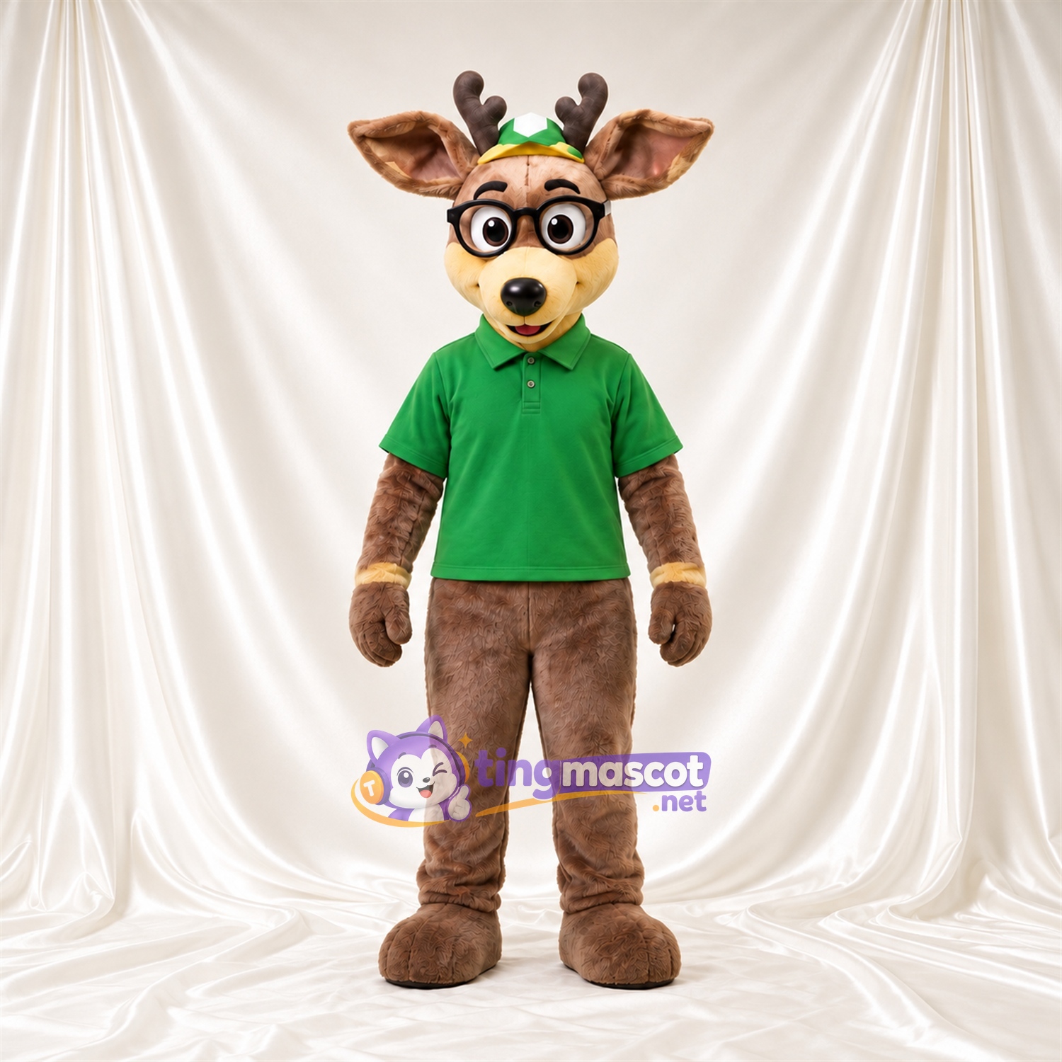 Maskottchenkostüm Hirsch – braun – Poloshirt (grün); Brille Maskottchenkostüm Hirsch – braun – Poloshirt (grün); Brille