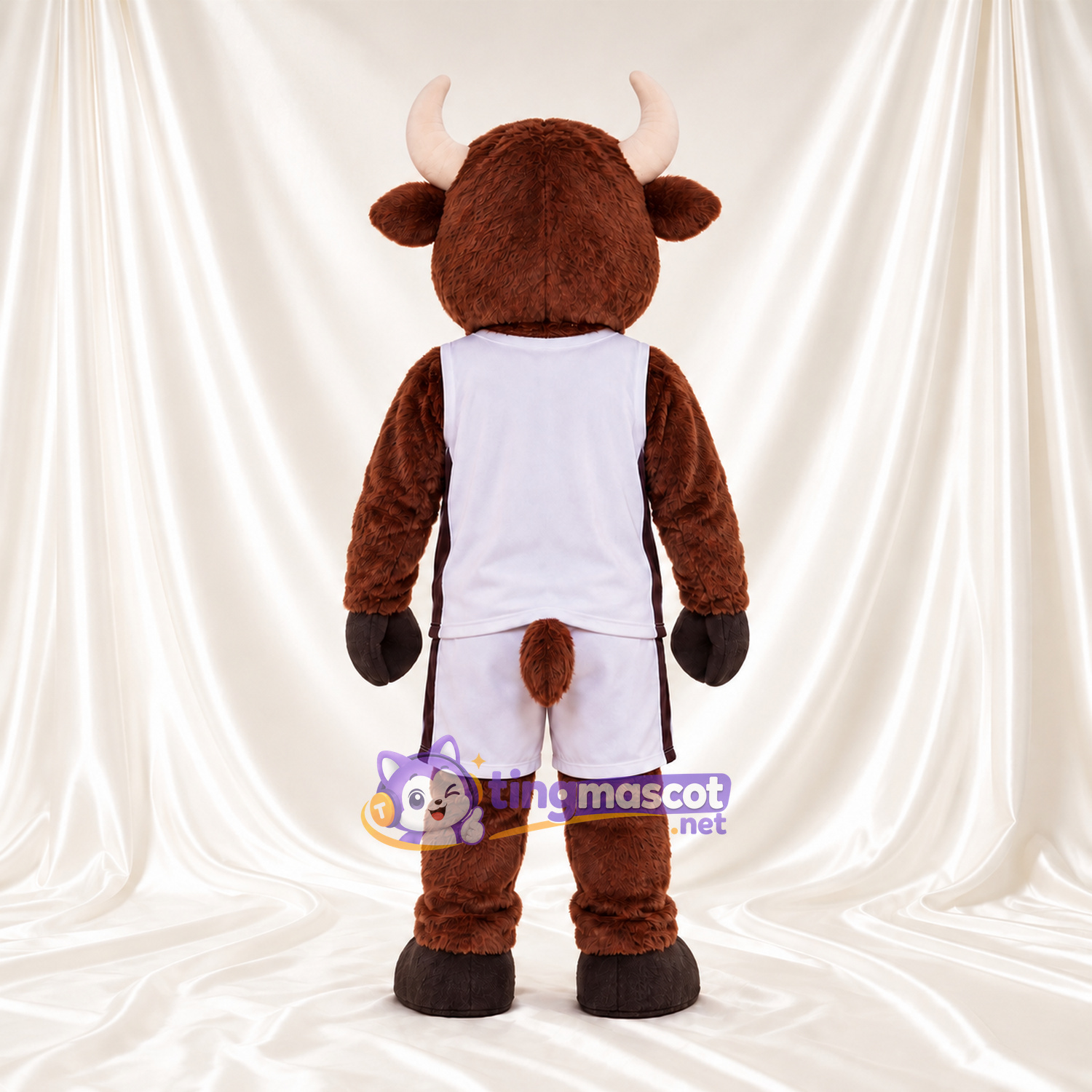Maskottchenkostüm Bison – braun – Basketballtrikot (weiß); Hörner (weiß) Maskottchenkostüm Bison – braun – Basketballtrikot (weiß); Hörner (weiß)