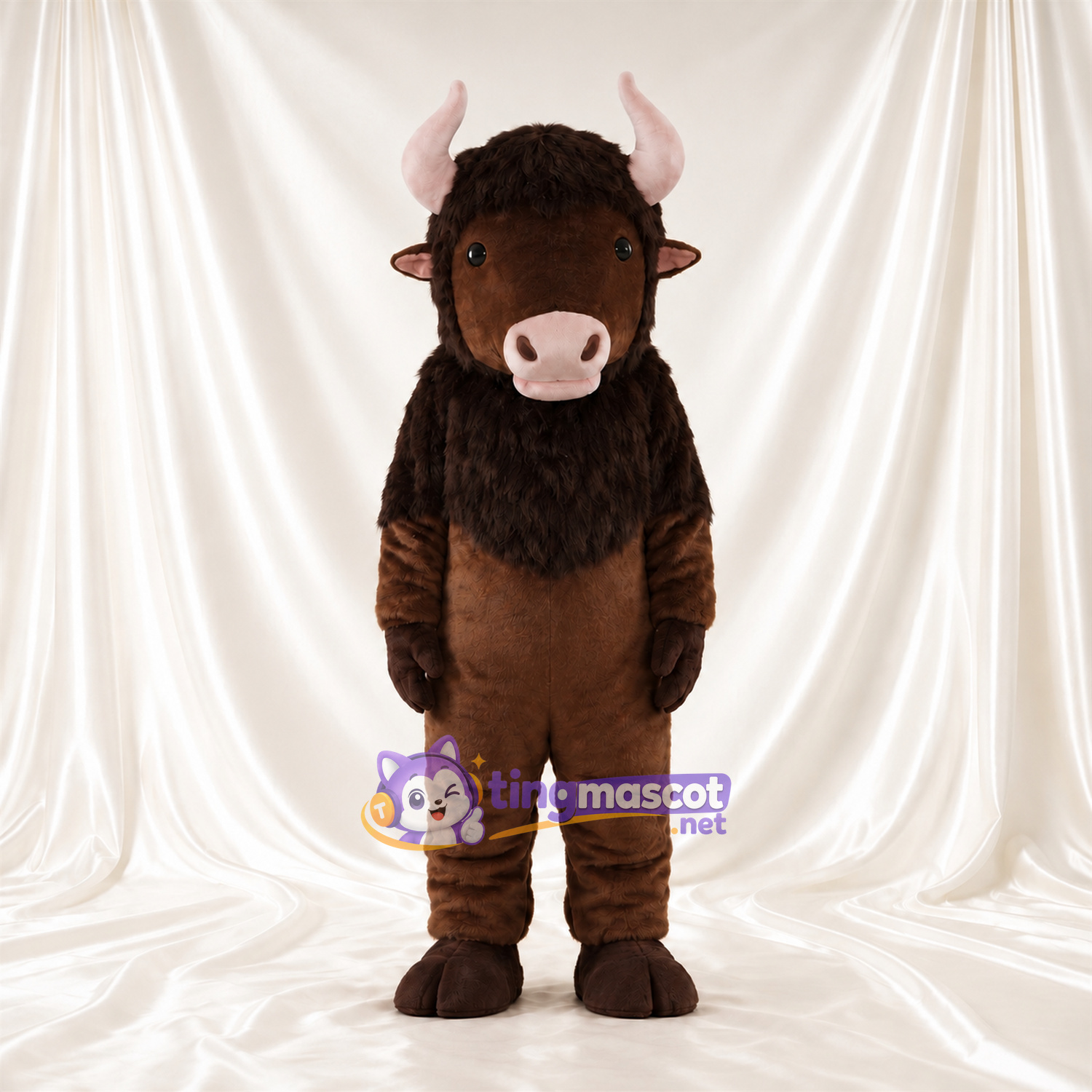 Costume de mascotte Bison – marron – Museau (rose); Collerette (noir) Costume de mascotte Bison – marron – Museau (rose); Collerette (noir)