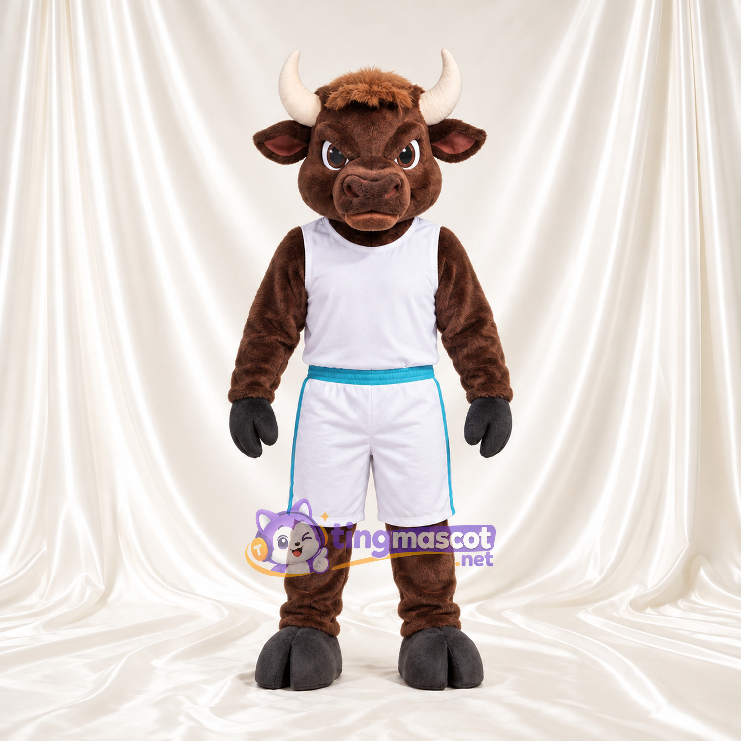 Maskottchenkostüm Bison – braun – Basketballtrikot (weiß); Hörner (weiß) Maskottchenkostüm Bison – braun – Basketballtrikot (weiß); Hörner (weiß)