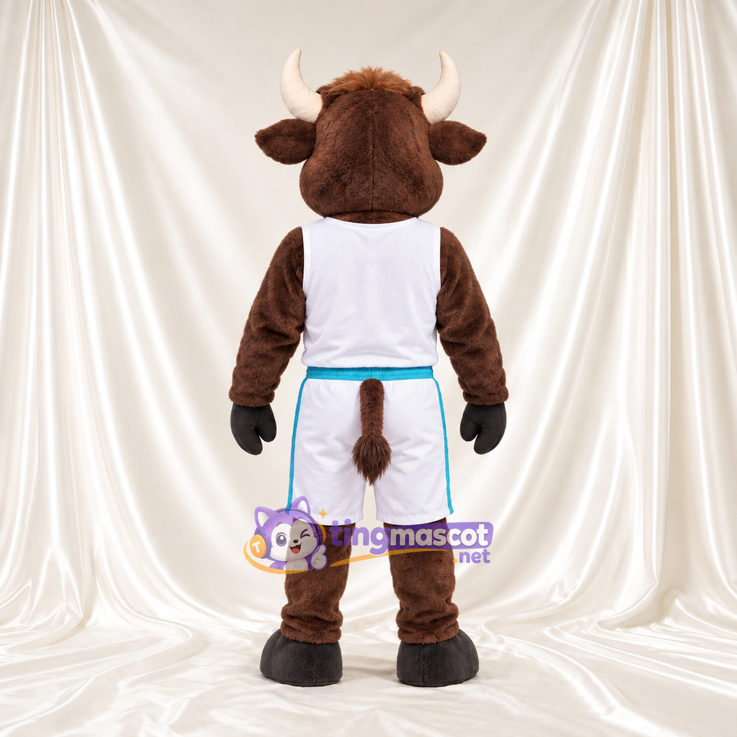 Maskottchenkostüm Bison – braun – Basketballtrikot (weiß); Hörner (weiß) Maskottchenkostüm Bison – braun – Basketballtrikot (weiß); Hörner (weiß)