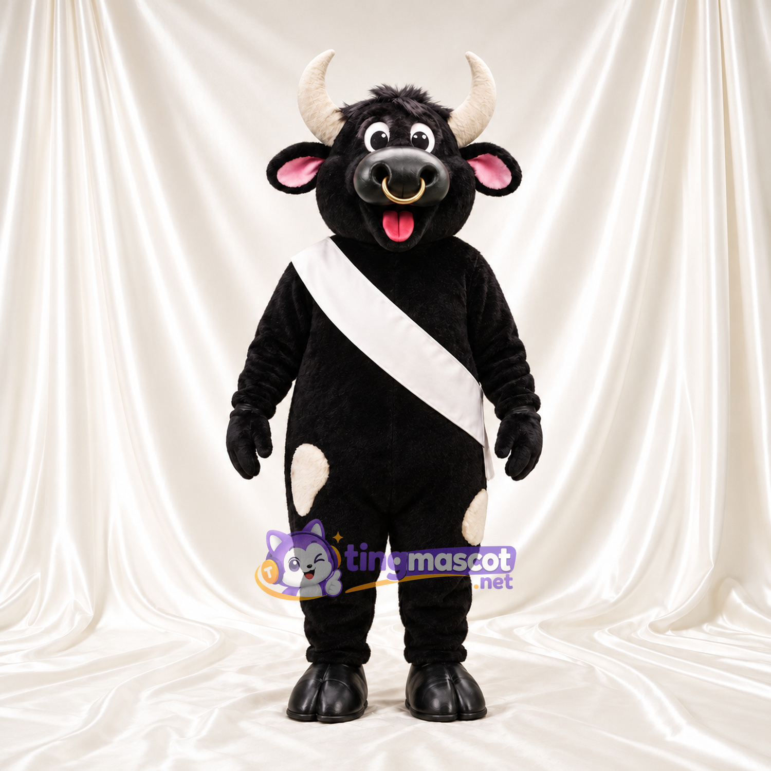 Costume de mascotte Taureau – noir – Écharpe en bandoulière (blanc) Costume de mascotte Taureau – noir – Écharpe en bandoulière (blanc)