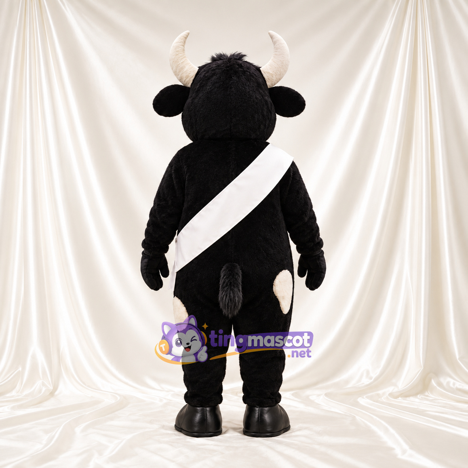 Costume de mascotte Taureau – noir – Écharpe en bandoulière (blanc) Costume de mascotte Taureau – noir – Écharpe en bandoulière (blanc)