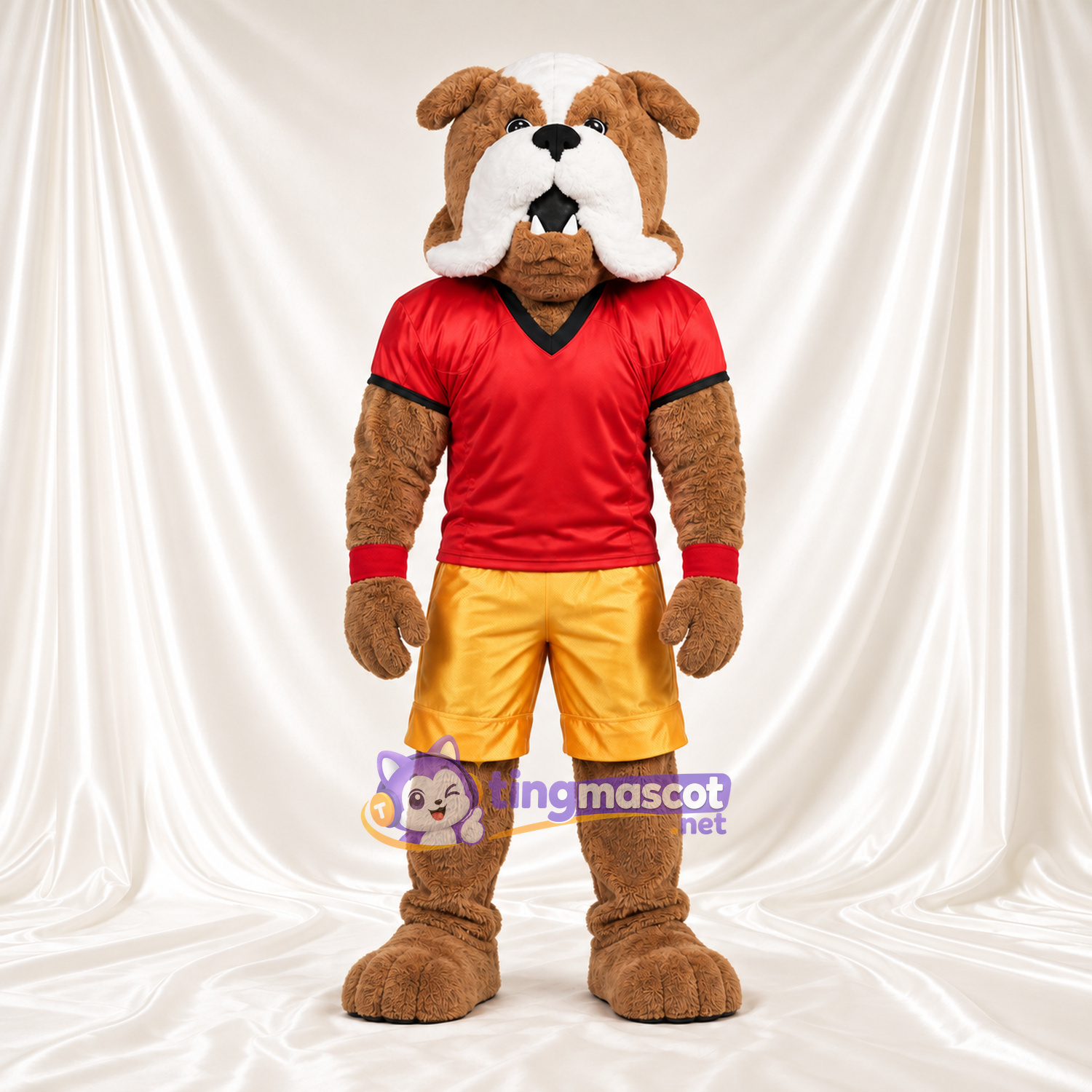 Costume de mascotte Bouledogue – marron / blanc – Chemise (rouge); Short (jaune) Costume de mascotte Bouledogue – marron / blanc – Chemise (rouge); Short (jaune)