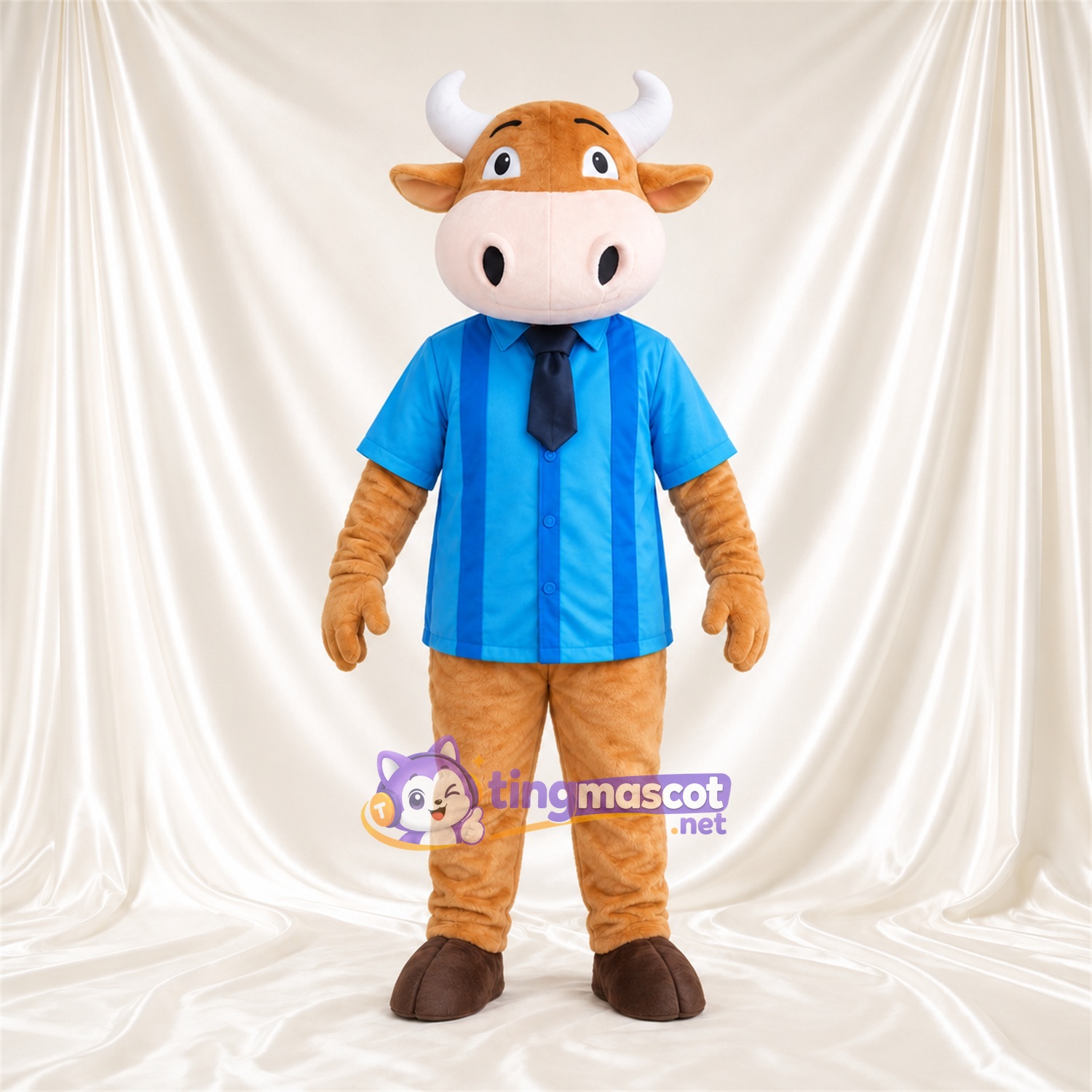 Costume de mascotte Vache – brun clair – Chemise (bleu); Cravate (noir) Costume de mascotte Vache – brun clair – Chemise (bleu); Cravate (noir)