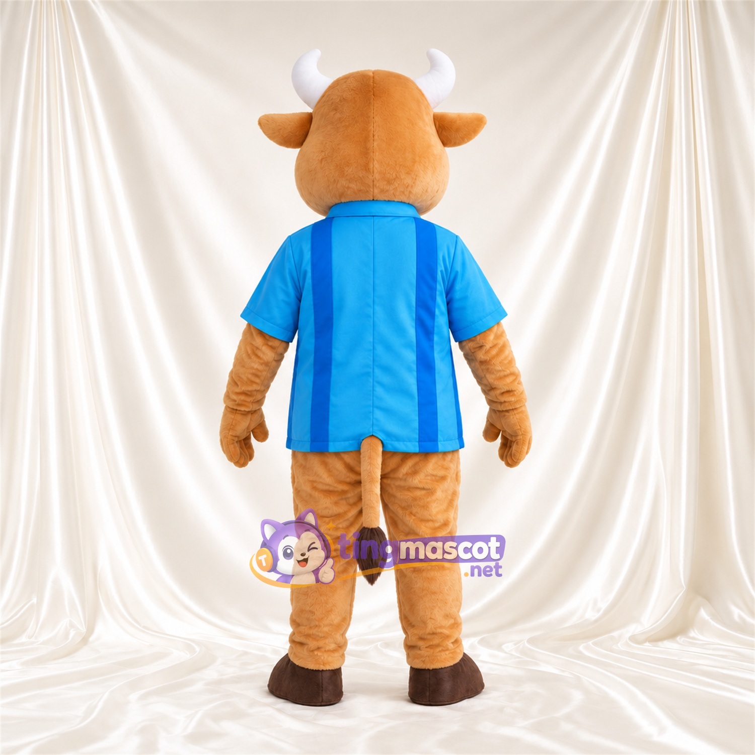 Costume de mascotte Vache – brun clair – Chemise (bleu); Cravate (noir) Costume de mascotte Vache – brun clair – Chemise (bleu); Cravate (noir)