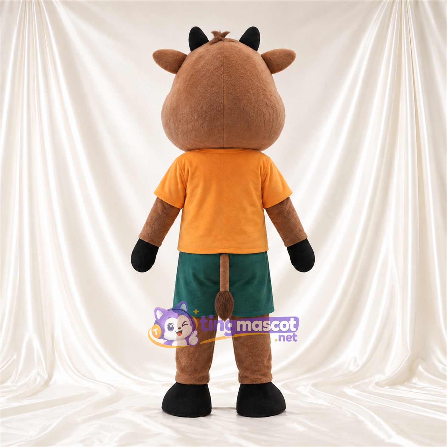 Costume de mascotte Vache – marron – Chemise (orange); Short (vert) Costume de mascotte Vache – marron – Chemise (orange); Short (vert)