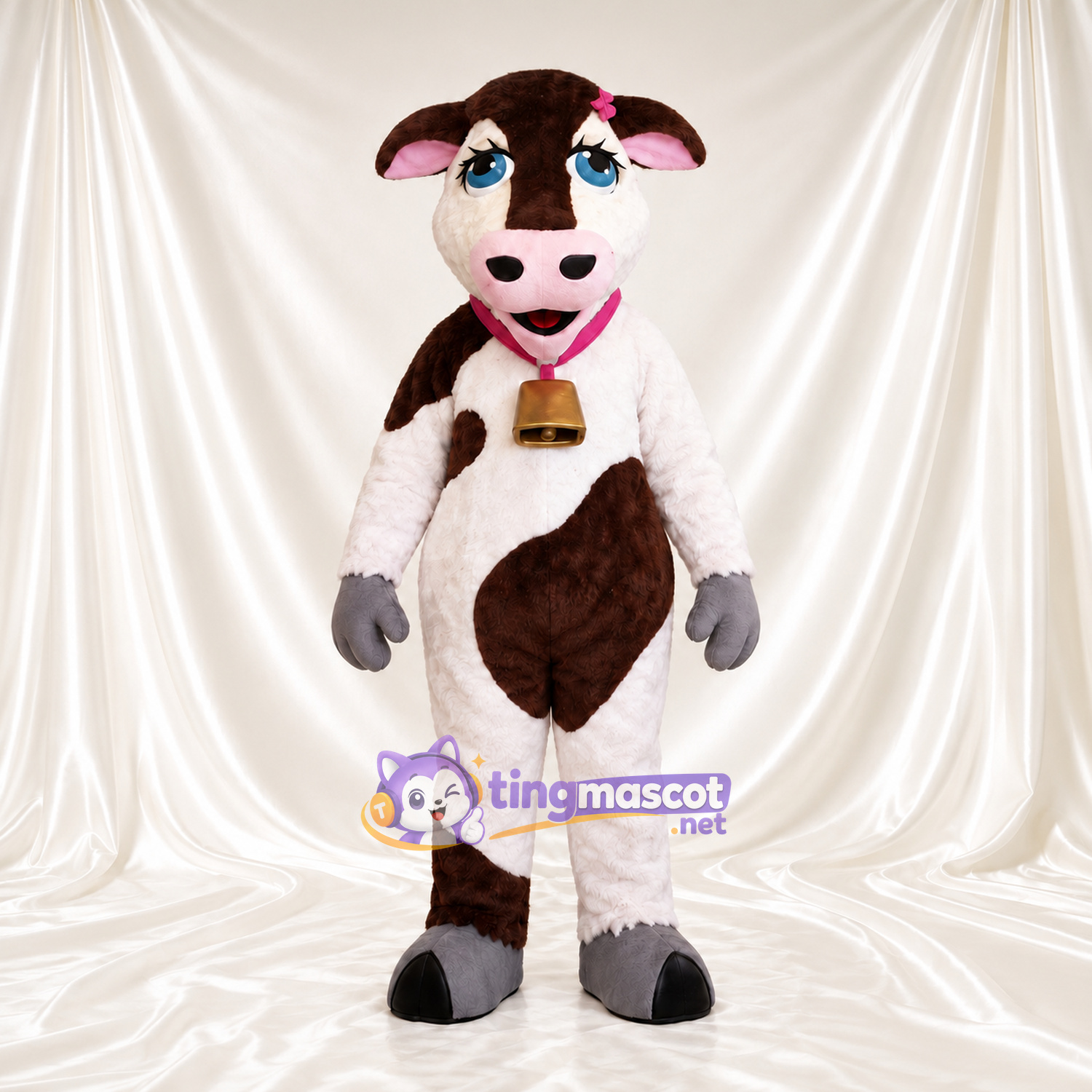 Costume de mascotte Vache – marron / blanc – Collier à clochette (rose) Costume de mascotte Vache – marron / blanc – Collier à clochette (rose)