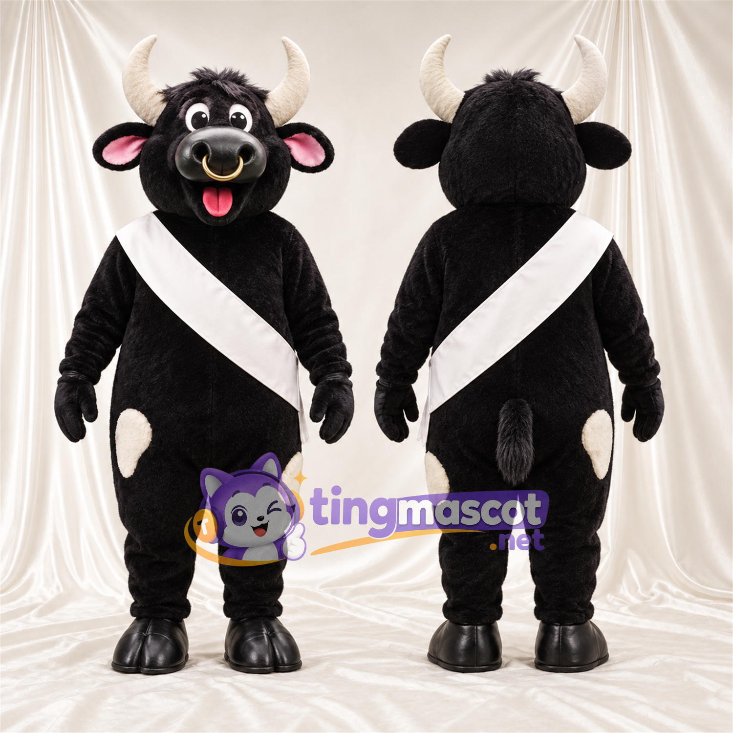 Costume de mascotte Taureau – noir – Écharpe en bandoulière (blanc) Costume de mascotte Taureau – noir – Écharpe en bandoulière (blanc)