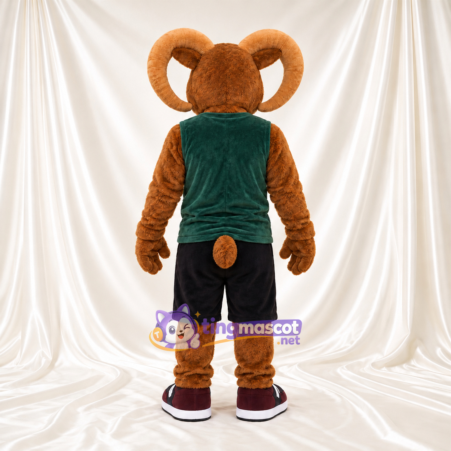 Costume de mascotte Bélier – marron – Débardeur (vert); Short (noir) Costume de mascotte Bélier – marron – Débardeur (vert); Short (noir)