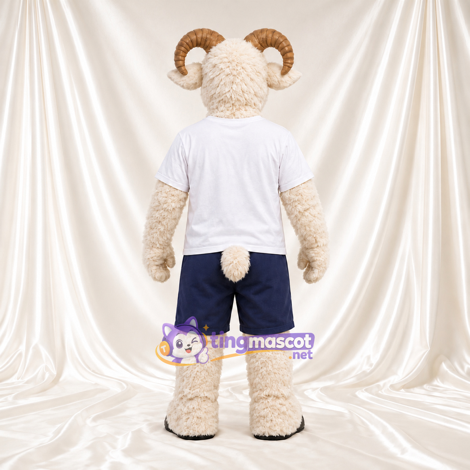 Costume de mascotte Bélier – crème – Chemise (blanc); Short (bleu marine) Costume de mascotte Bélier – crème – Chemise (blanc); Short (bleu marine)