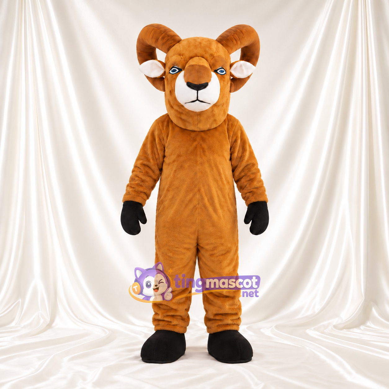 Costume de mascotte Bélier – brun clair – Sabots (noir); Cornes (marron) Costume de mascotte Bélier – brun clair – Sabots (noir); Cornes (marron)