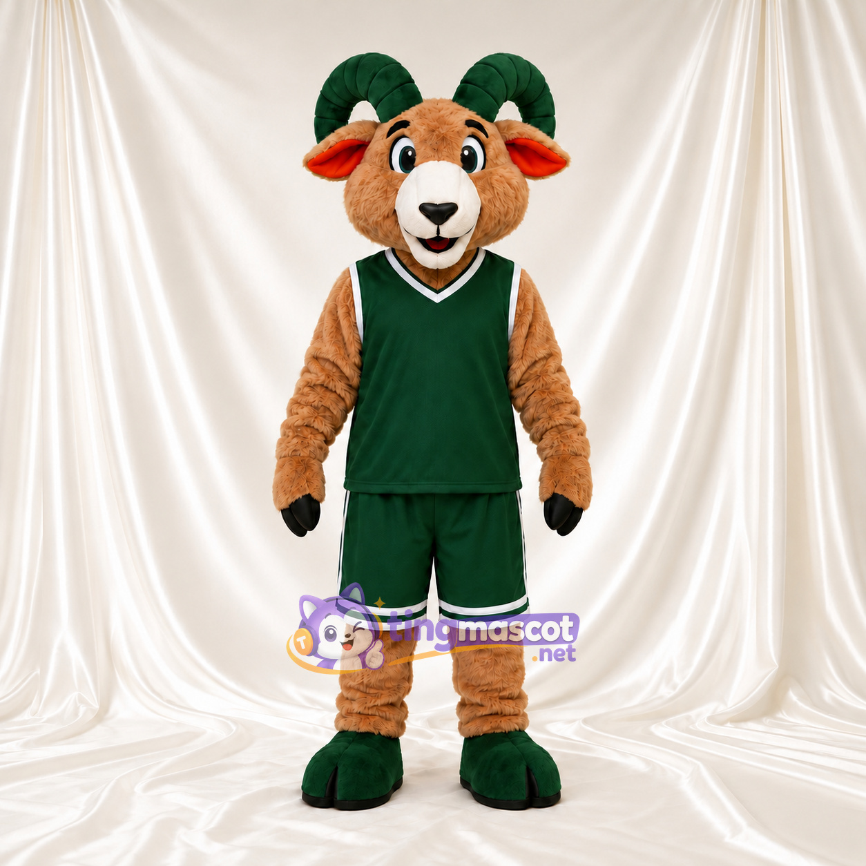 Costume de mascotte Bélier – brun clair – Tenue de basket (vert) Costume de mascotte Bélier – brun clair – Tenue de basket (vert)