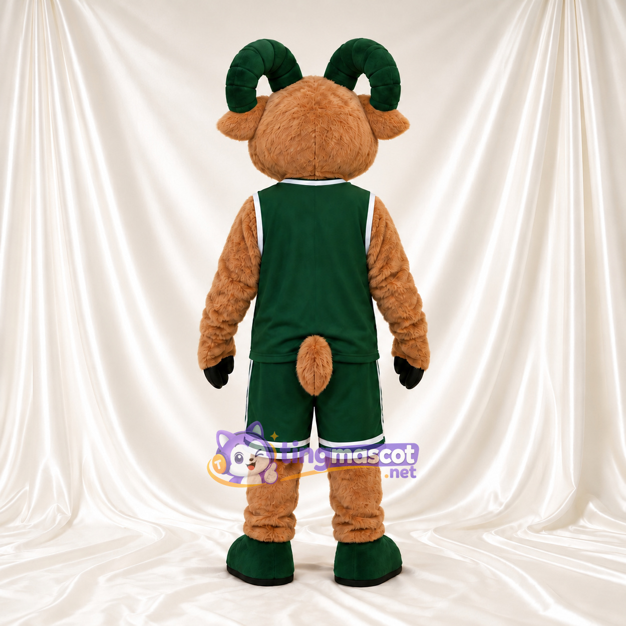 Costume de mascotte Bélier – brun clair – Tenue de basket (vert) Costume de mascotte Bélier – brun clair – Tenue de basket (vert)