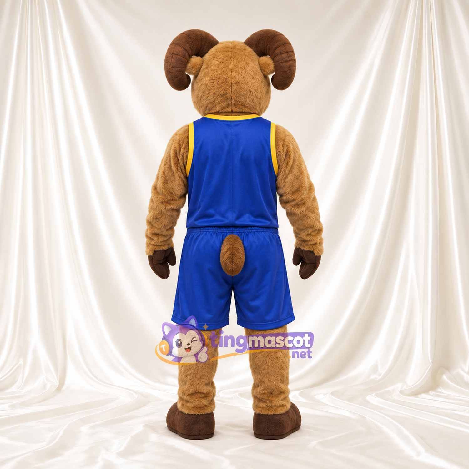 Costume de mascotte Bélier – brun clair – Tenue de basket (bleu) Costume de mascotte Bélier – brun clair – Tenue de basket (bleu)