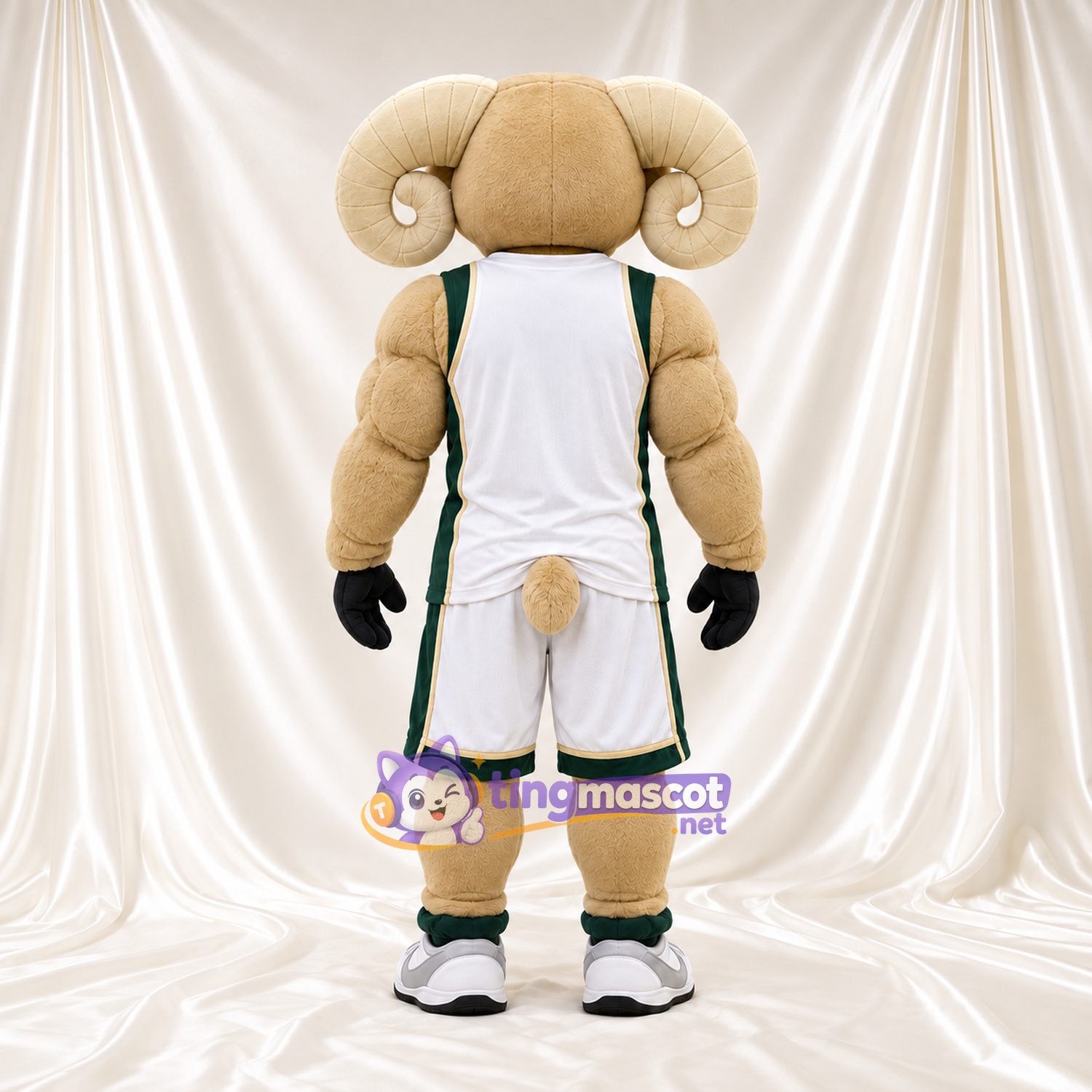 Costume de mascotte Bélier – crème – Tenue de basket (blanc / vert) Costume de mascotte Bélier – crème – Tenue de basket (blanc / vert)