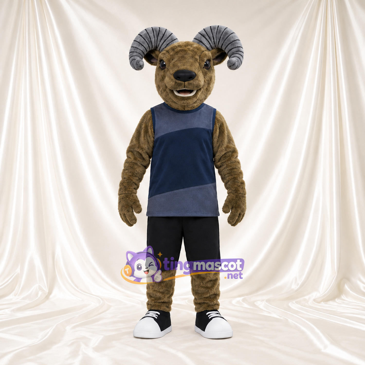 Costume de mascotte Bélier – brun clair – Chemise (bleu marine); Short (noir) Costume de mascotte Bélier – brun clair – Chemise (bleu marine); Short (noir)
