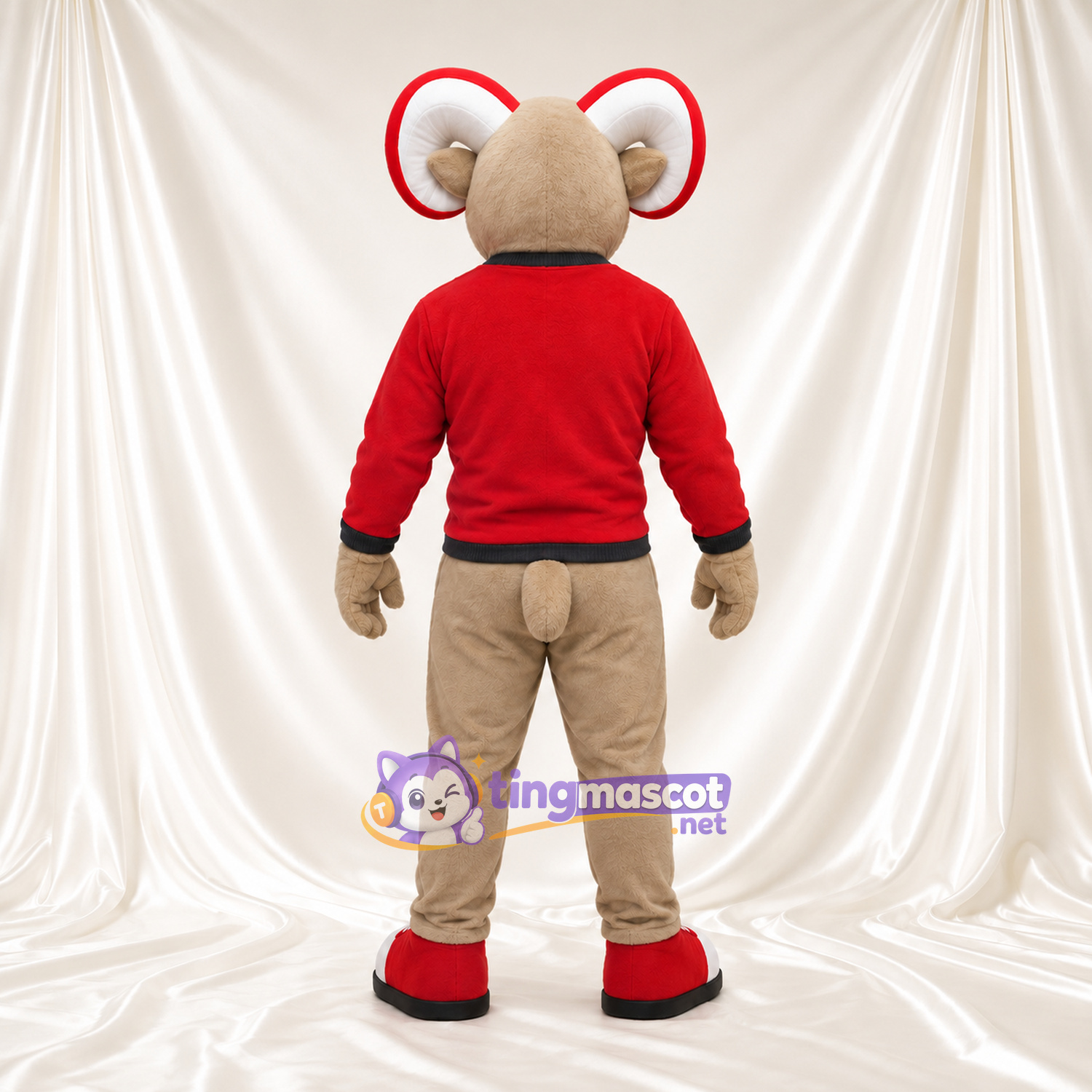 Costume de mascotte Bélier – brun clair – Pull (rouge); Pantalon (beige) Costume de mascotte Bélier – brun clair – Pull (rouge); Pantalon (beige)