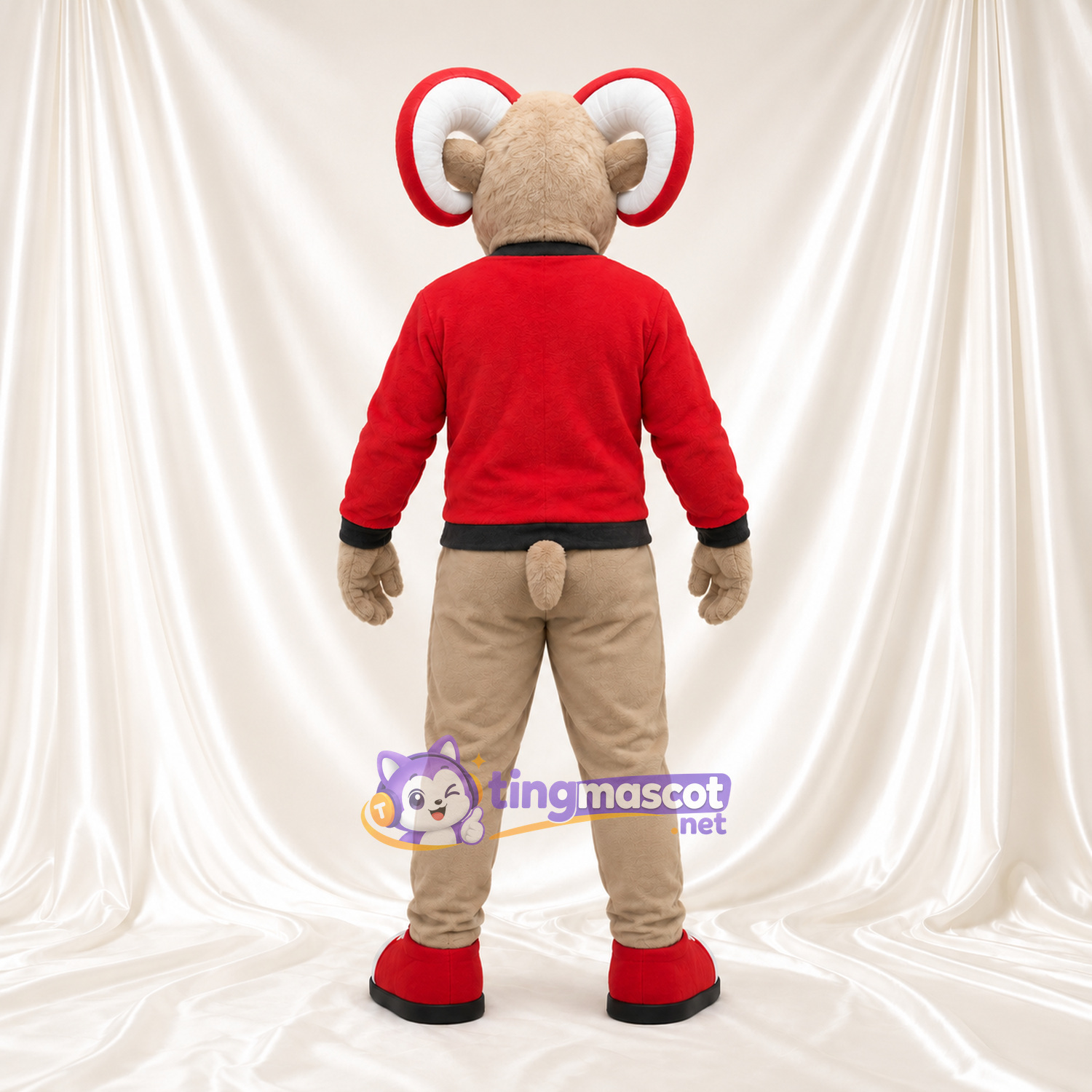 Costume de mascotte Bélier – brun clair – Pull (rouge); Pantalon (beige) Costume de mascotte Bélier – brun clair – Pull (rouge); Pantalon (beige)