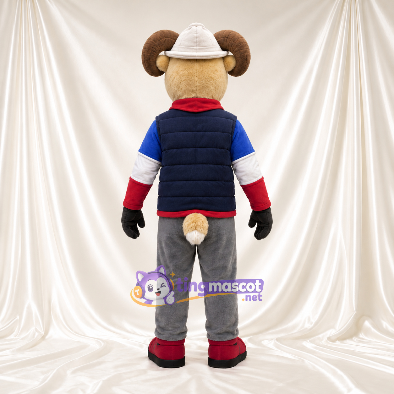 Costume de mascotte Bélier – brun clair – Gilet (bleu marine); Pantalon (gris) Costume de mascotte Bélier – brun clair – Gilet (bleu marine); Pantalon (gris)